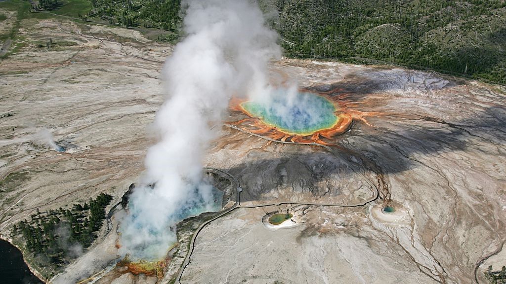 Nowa funkcja błota termicznego w Yellowstone wypluwa palące błoto