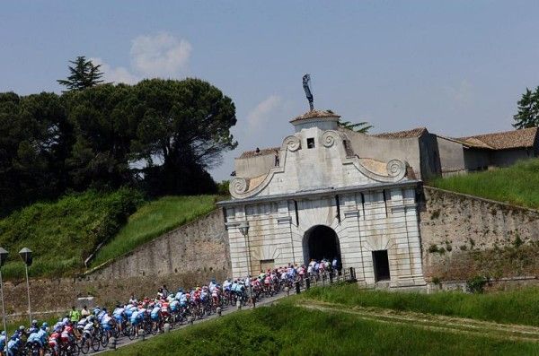 The peloton enters Palmanova.