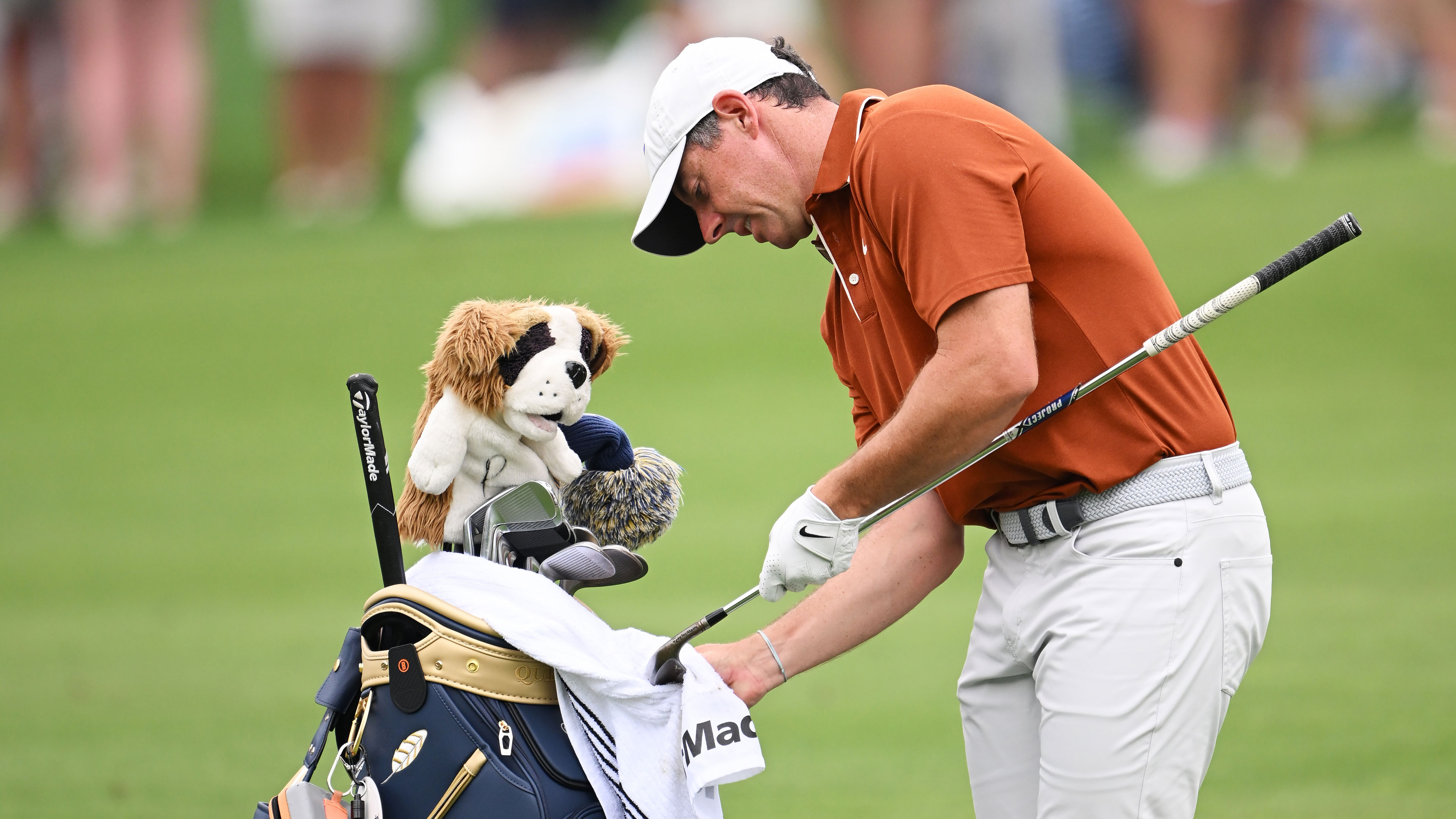 Rory McIlroy cleans his golf clubs