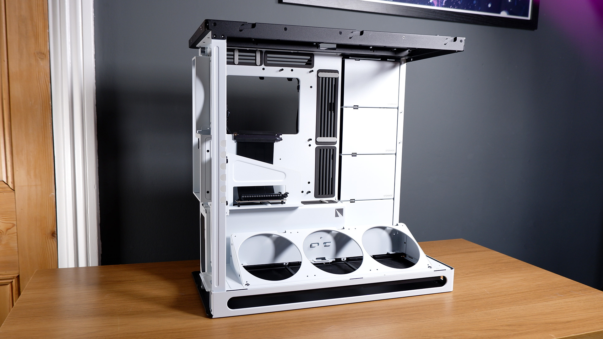 No intentes exprimir demasiadas ideas dentro de una sola computadora: para esta PC para juegos blanca con una RTX 4080 Super, casi lo hago