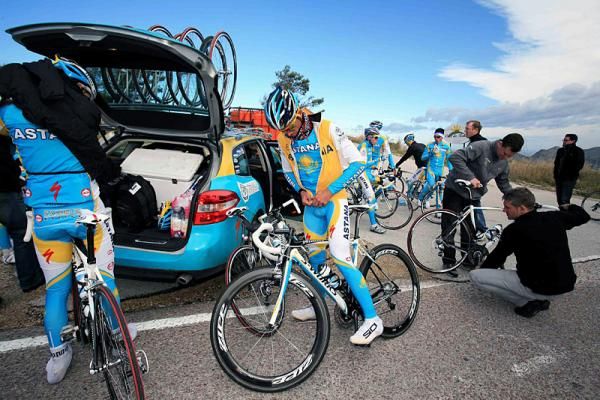 Alberto Contador zips up at the summit of the Col de Rates.