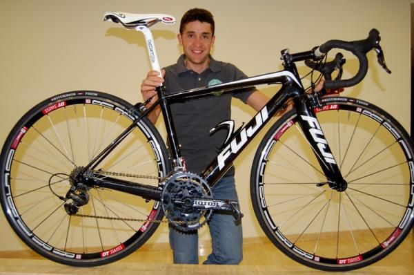 Carlos Sastre shows off the 2011 Geox-TMC Fuji