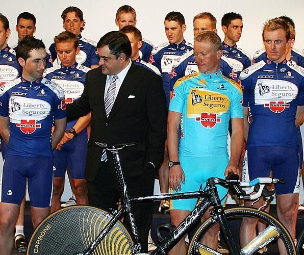 Manolo Saiz presents Joseba Beloki