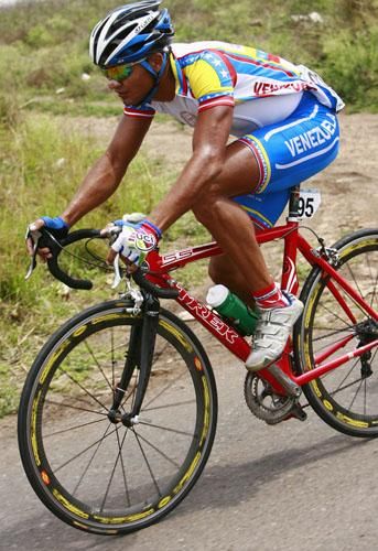 Wilmen Bravo (Venezuela) keeps the break rolling.