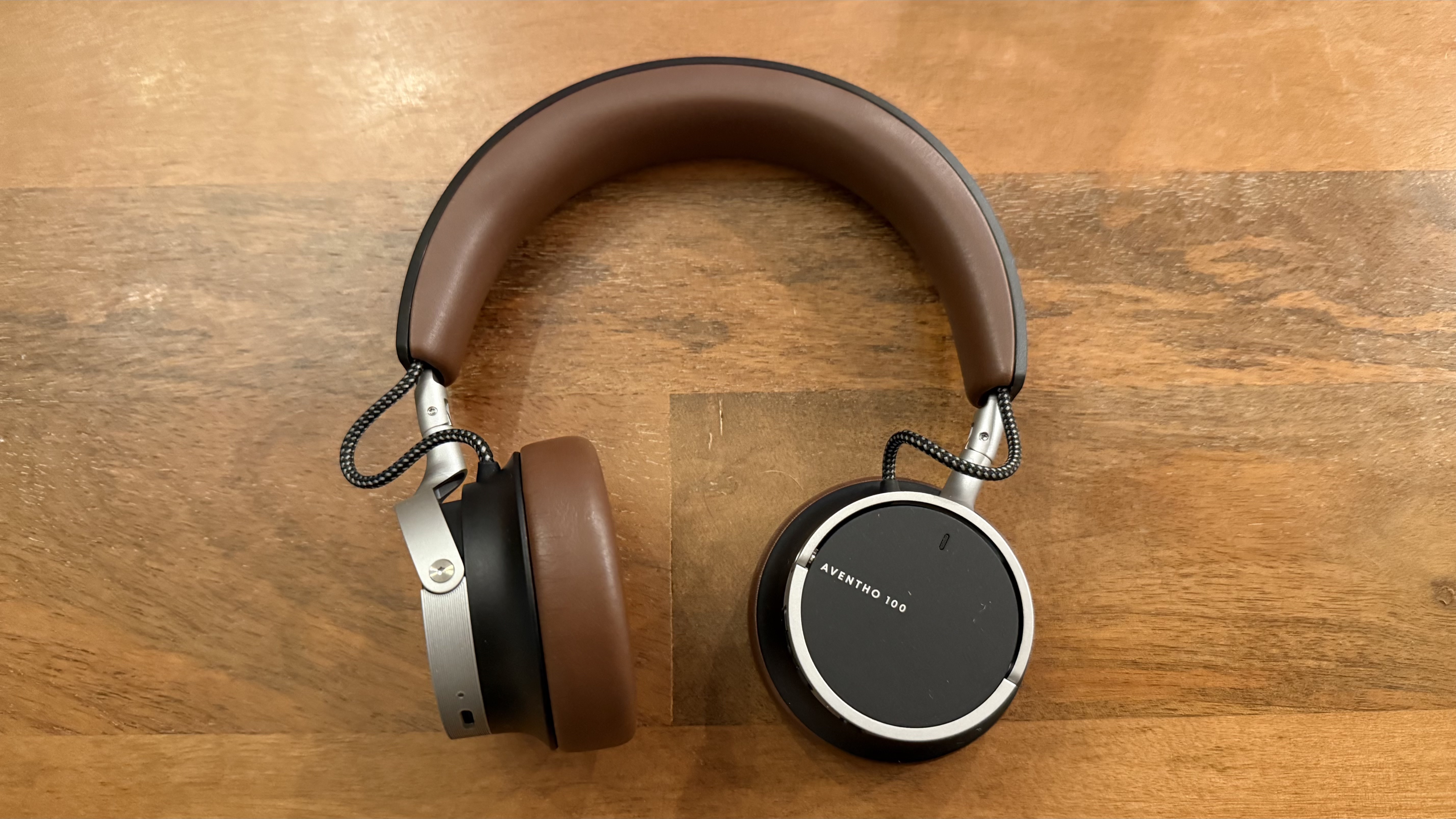 Beyerdynamic Aventho 100 headphones on a wooden table