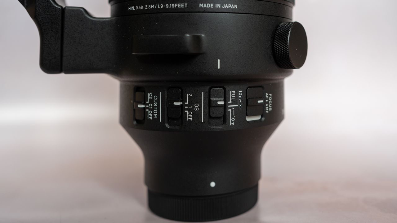 SIGMA 150-600mm f/5-6.3 DG DN OS lens on a plain background