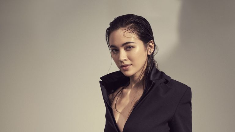 Hair, Hairstyle, Sleeve, Shoulder, Joint, Collar, Dress, Formal wear, Fashion model, Style,