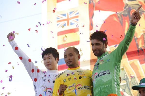 Jersey leaders following the first stage