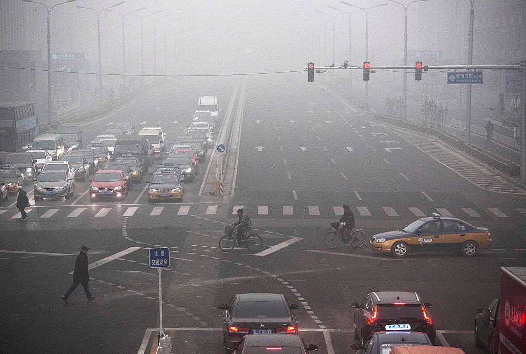 This chinese bus literally drives over traffic. 