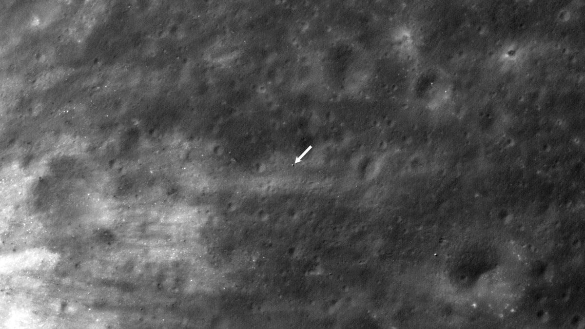 El orbitador de la NASA espía el módulo de aterrizaje lunar SLIM de Japón atrapado en la superficie de la luna (foto)
