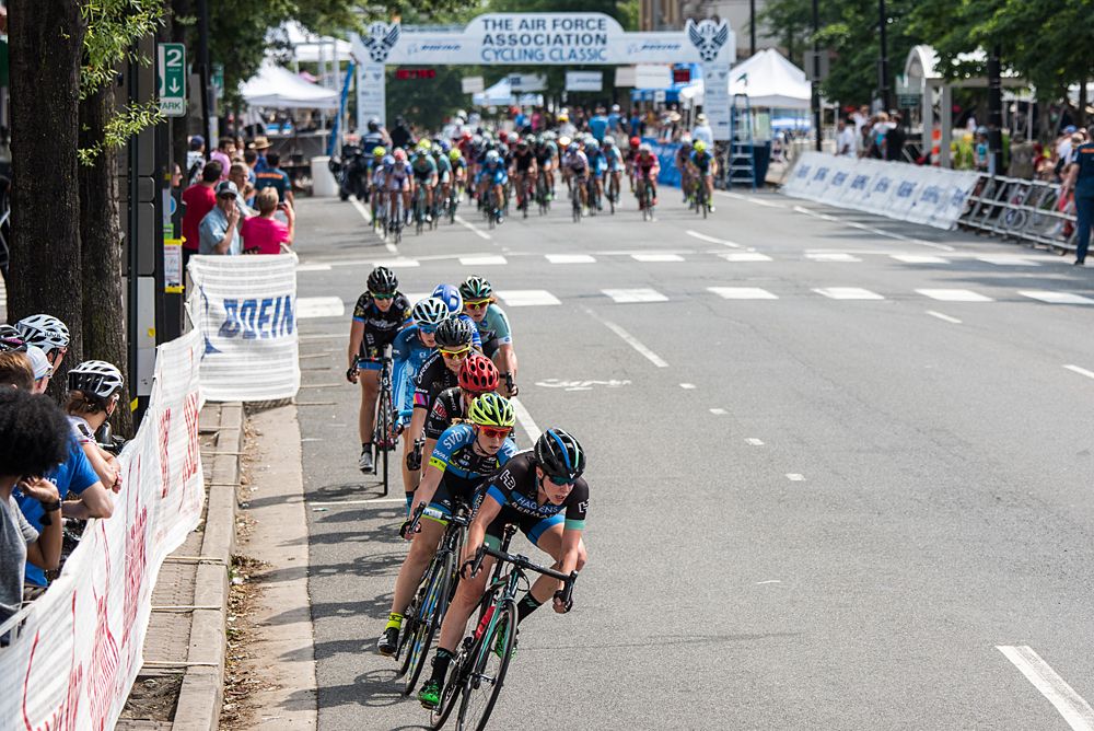 A split happens in the women's race.
