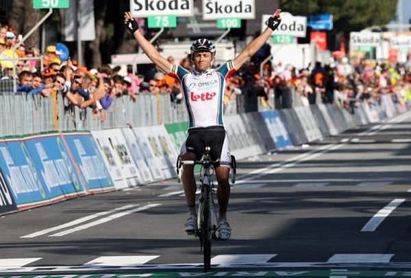 Matthew Lloyd (Omega Pharma - Lotto) arrives alone in Marina di Carrara to win stage six.
