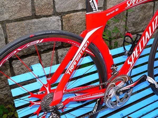 Specialized draws a unique path for the chain stays and seat stays, which run roughly parallel to the centerline of the bike until just before the rear dropouts.
