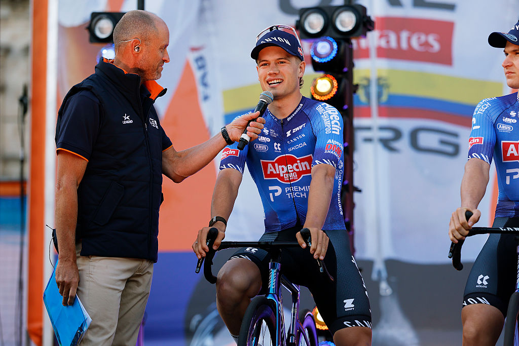 ADELAIDA, AUSTRALIA - 16 DE ENERO: Jensen Plowright de Australia y el equipo Alpecin-Premier Tech durante el 26º Santos Tour Down Under 2026, presentación del equipo el 16 de enero de 2026 en Adelaida, Australia. (Foto de Con Chronis/Getty Images)