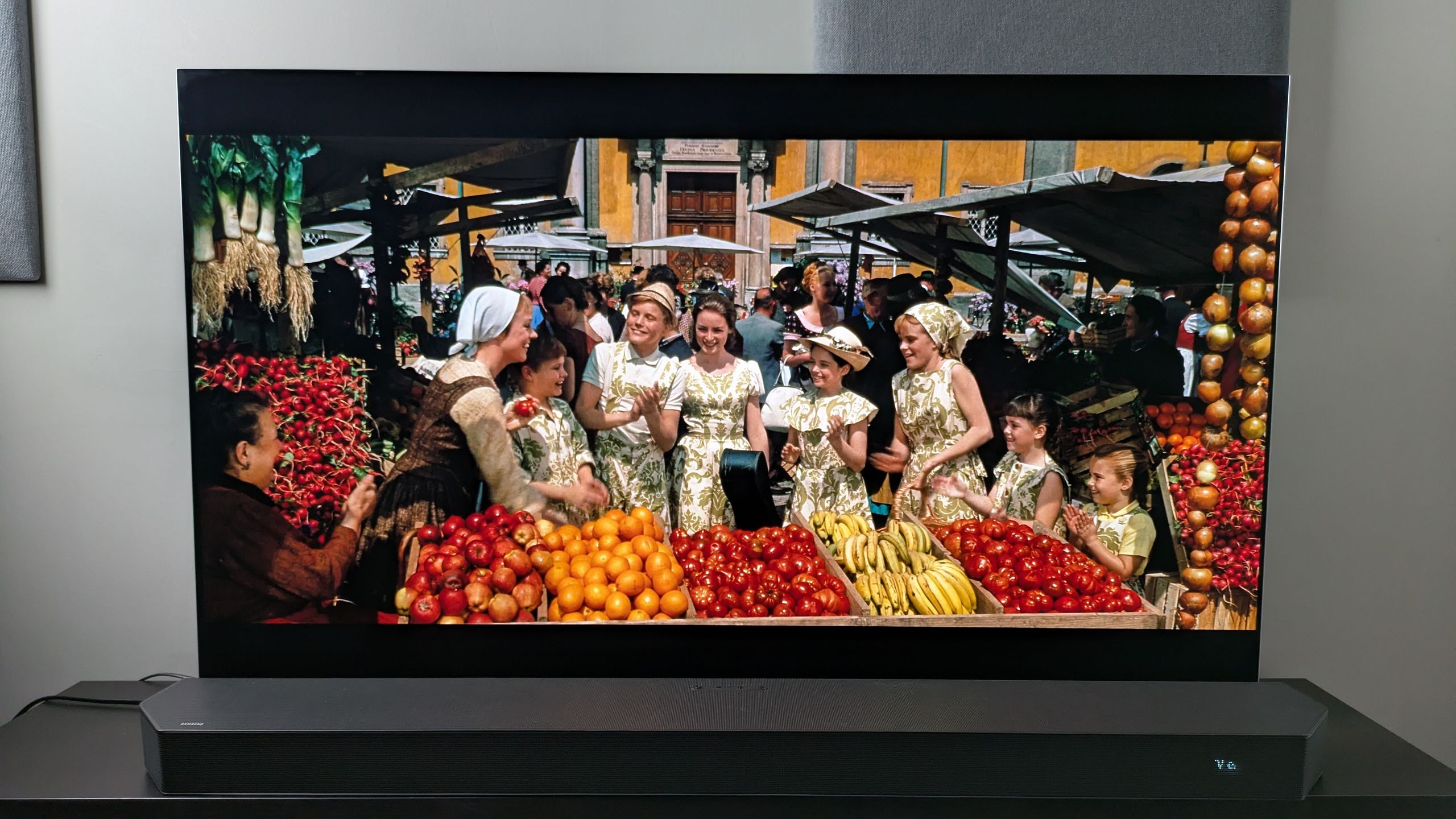 LG G5 上的《音樂之聲》4K 藍光光盤中瑪麗亞和馮·特拉普家的孩子們在市場水果攤上的鏡頭