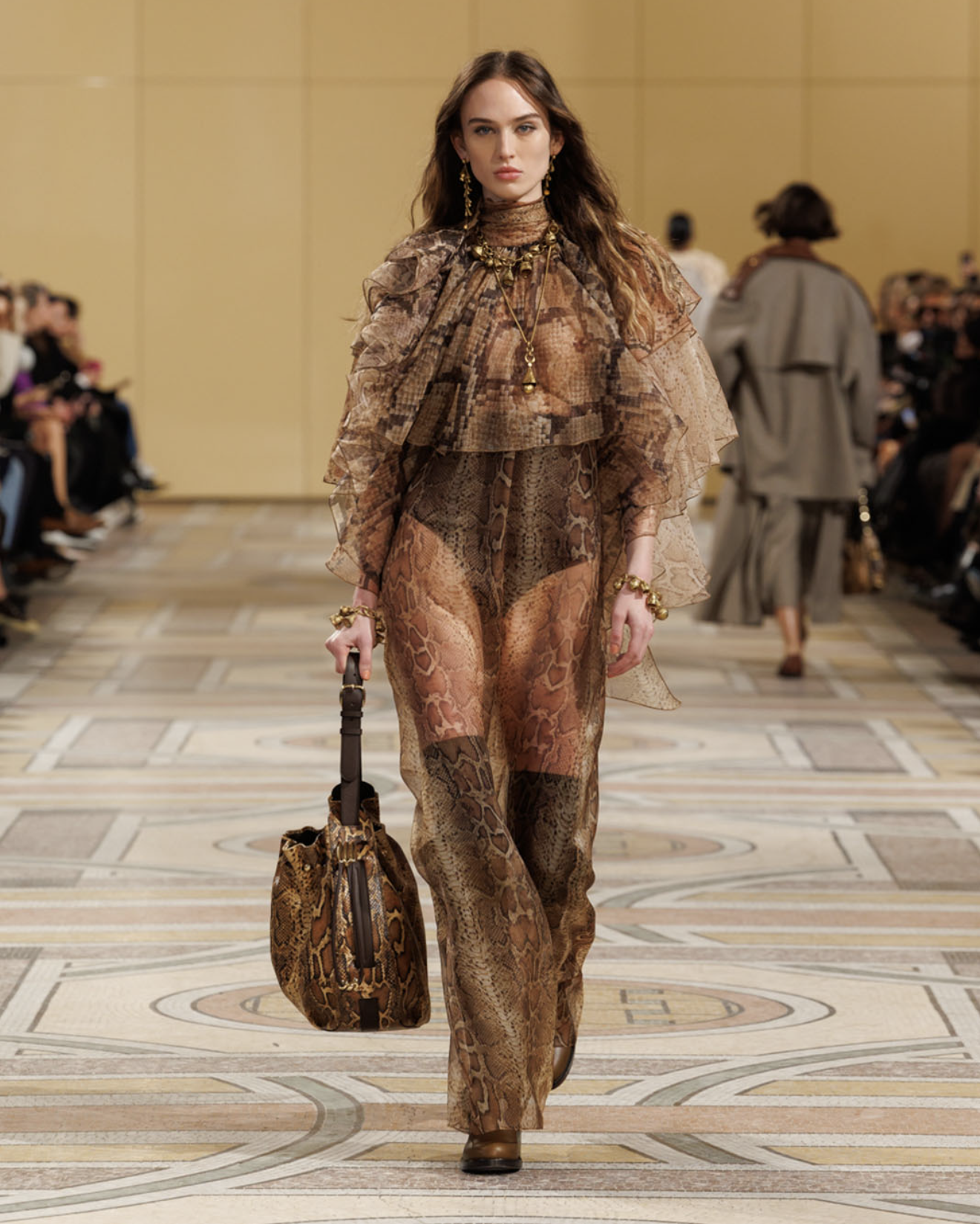 Vestido y botas de pasarela Zimmermann Otoño/Invierno 2025
