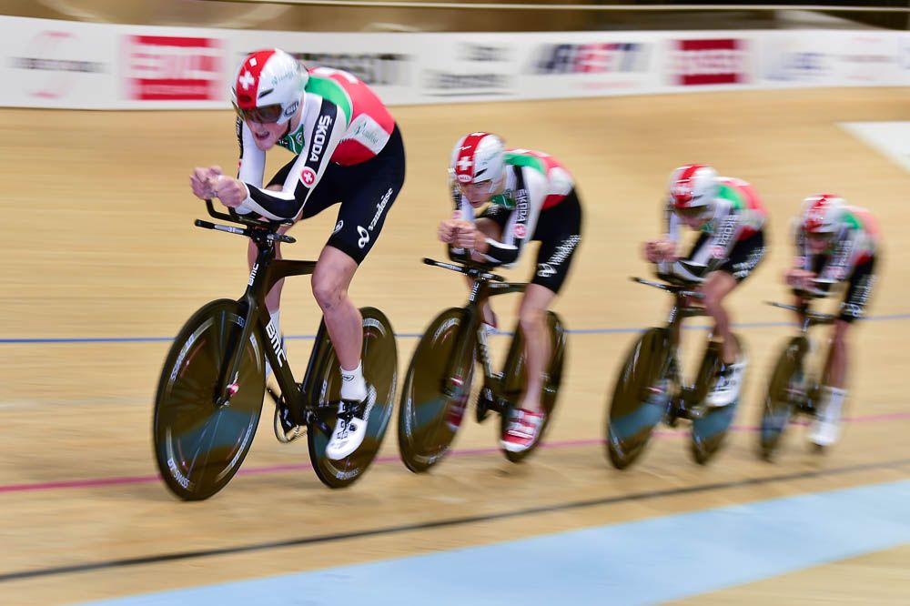 Stefan K&uuml;ng leading the Swiss team around the track in the team pursuit