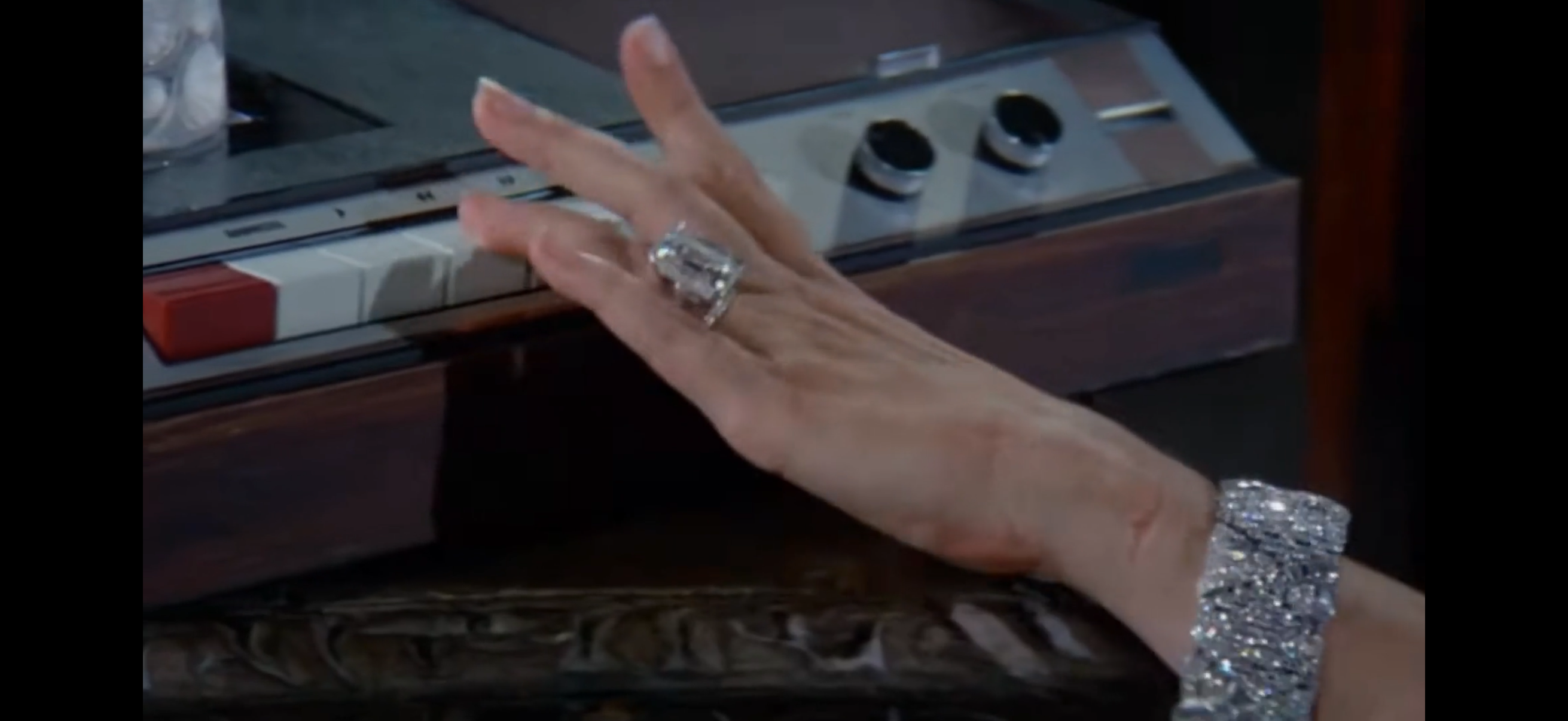 Taylor Swift zoomed in on Elizabeth Taylor's engagement ring in the &amp;quot;Elizabeth Taylor&amp;quot; interview