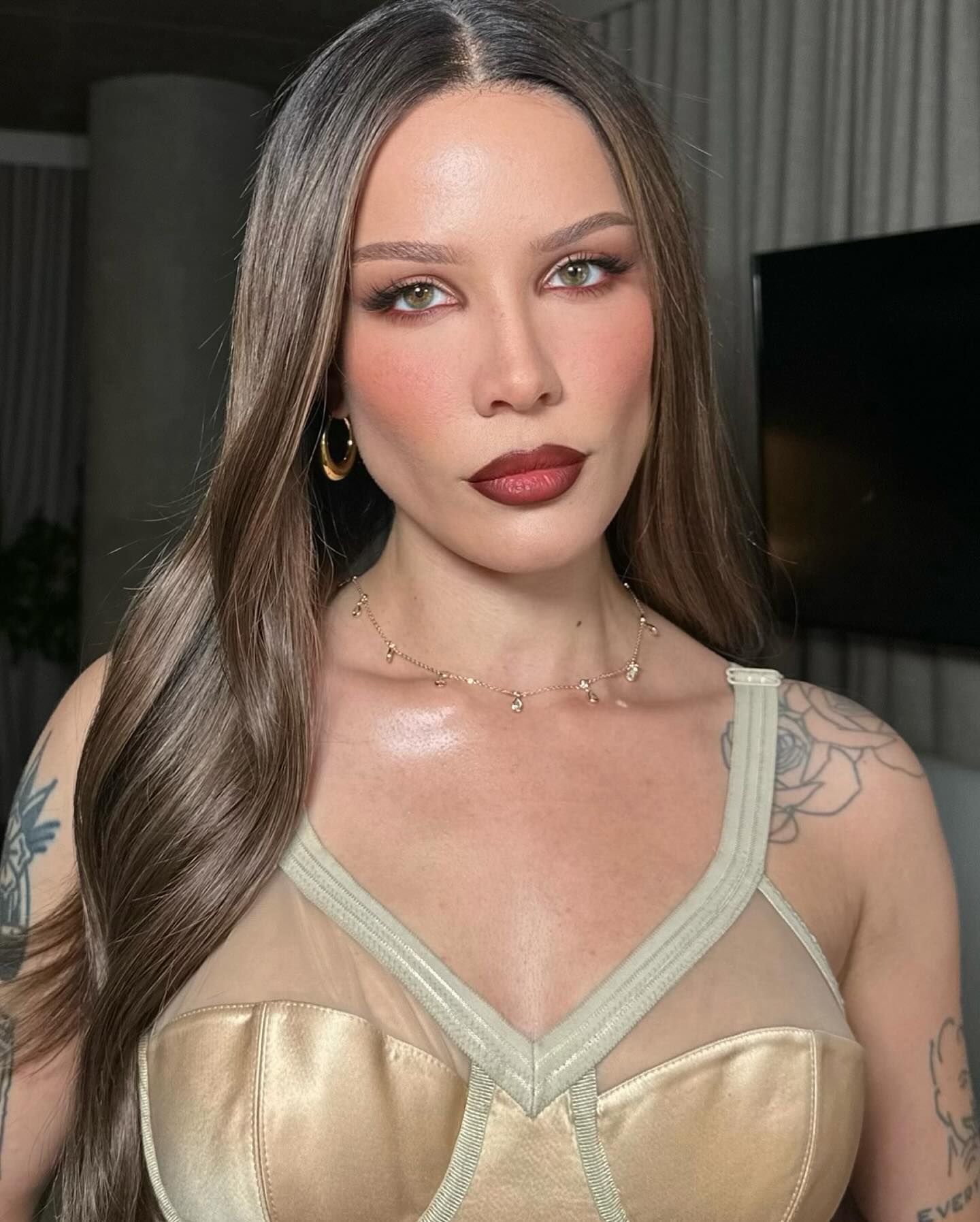 Halsey with taupe brunette hair