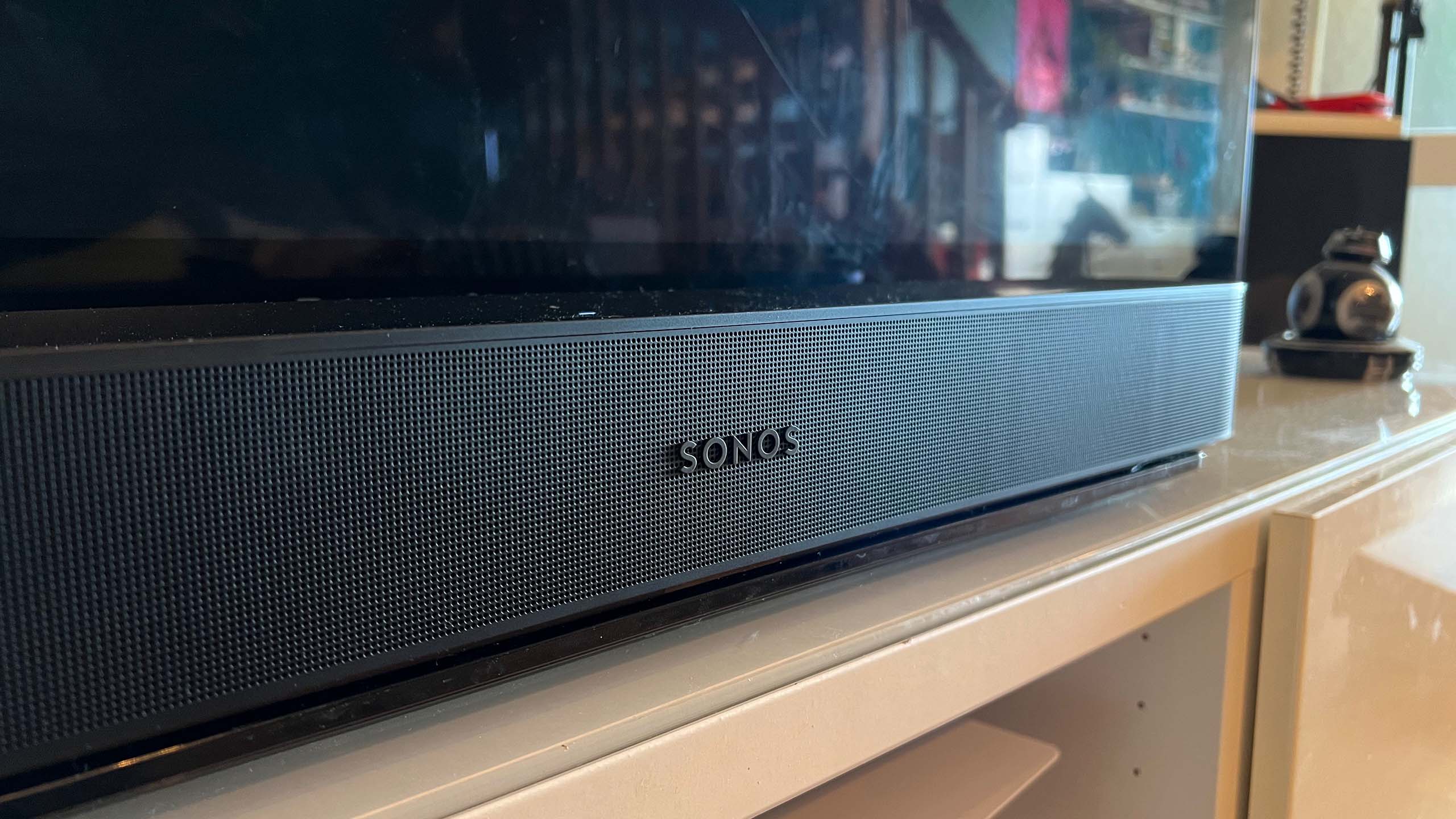 Sonos Beam gen 2 på et tv-bord