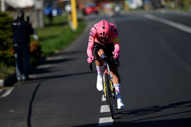 Alberto Bettiol impegnato nella sua personale cronometro individuale sulle strade della Milano-Torino (Getty Images)