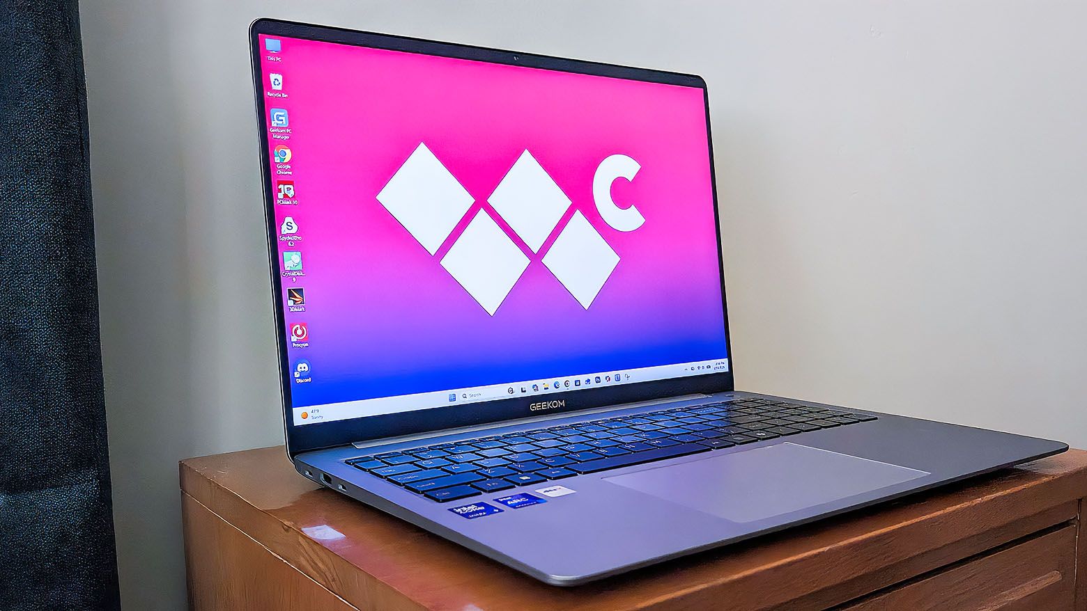I spent two weeks using Geekom's first 16-inch laptop