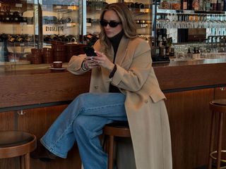  @oliviafaeh texting in cafe chic outfit