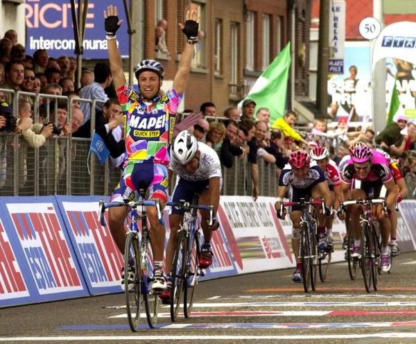 Stefano Garzelli (Mapei) outsprints Francesco Casagrande to win stage 2 of the 2002 Giro, a victory which moved Garzelli into the maglia rosa.