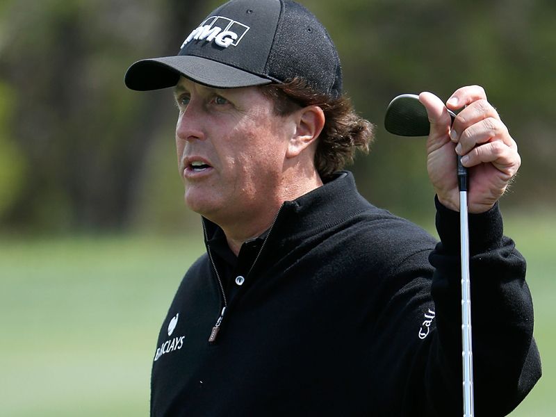 Mickelson breaks club