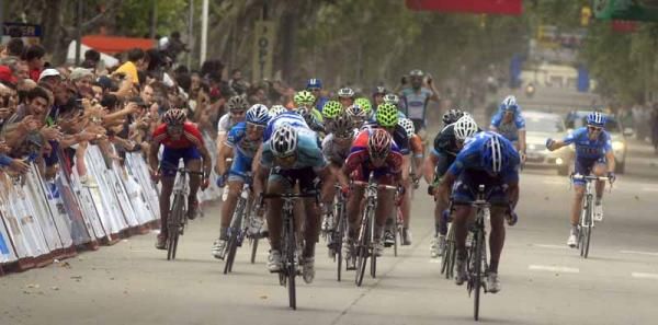 Francesco Chicchi (Omega Pharma - QuickStep) beats Juan Jose Haedo (Saxo Bank)