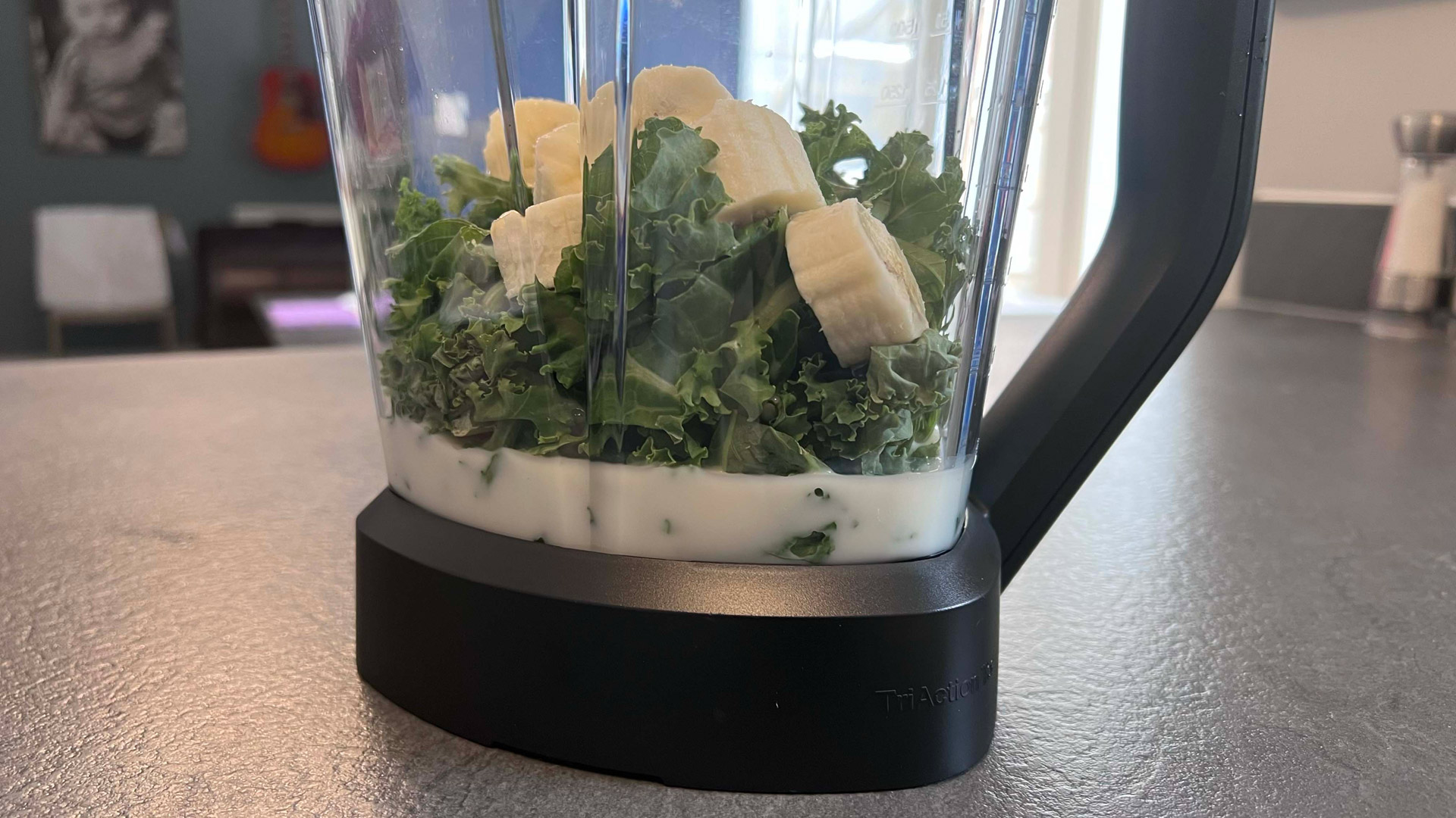 Making a kale, blueberry and banana smoothie in the Braun TriForce Power Blender
