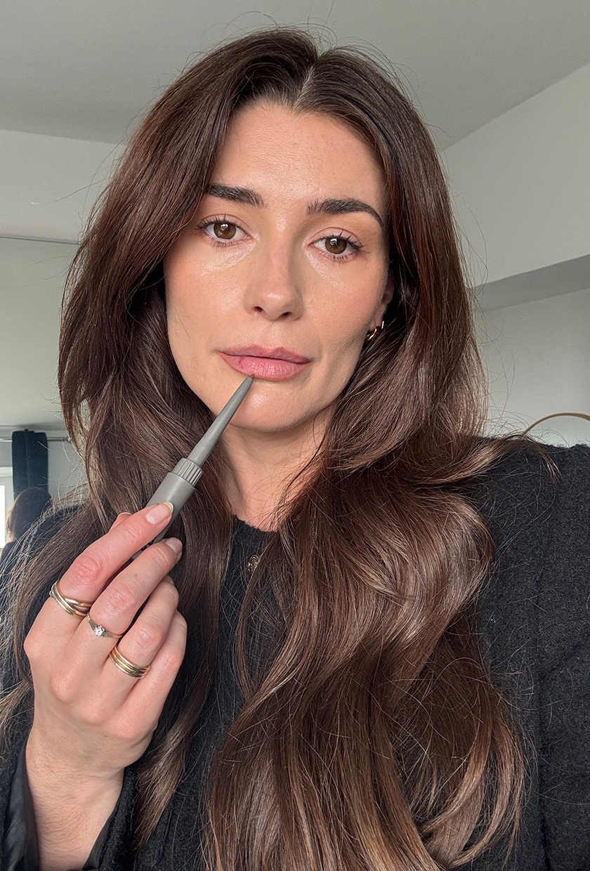 Eleanor applying Refy Lip Sculpt in Suede