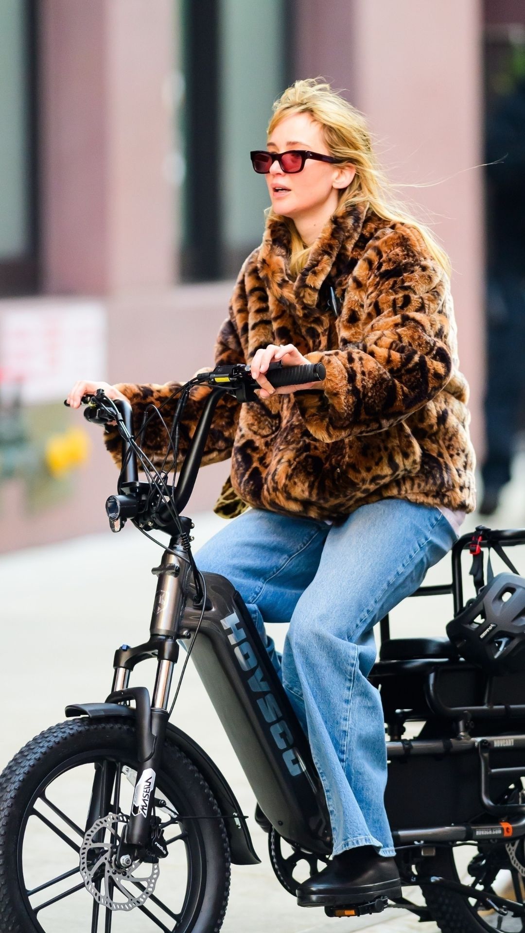 Actress Jennifer Lawrence goes for a bike ride in NY 13/01/2026