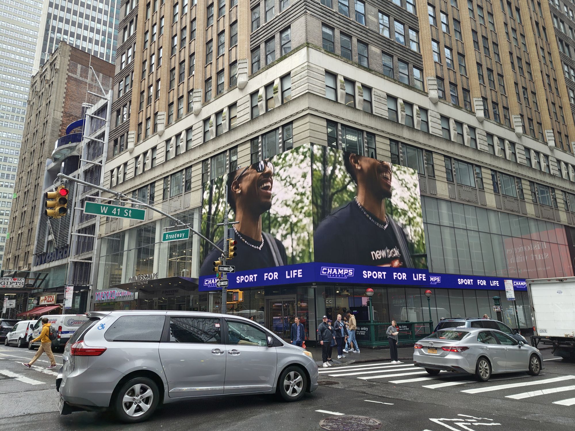Motorola Razr Ultra 2025 daytime sample.