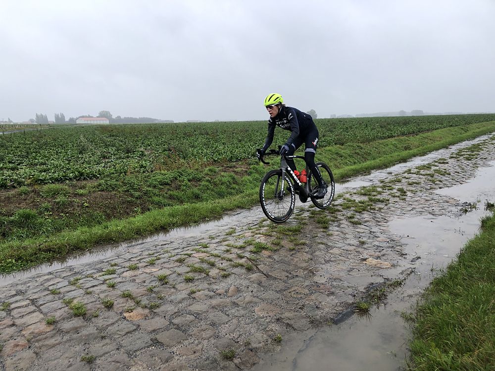 Ellen van Dijk over the cobbles on a rainy day