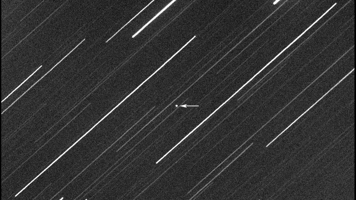 Watch an SUV-sized asteroid zoom in from Earth with a close throat