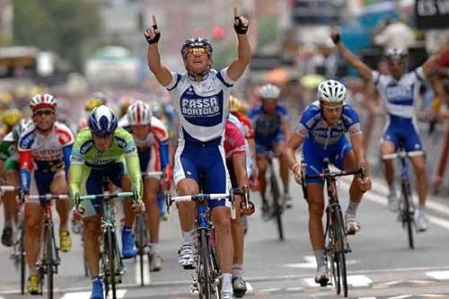 Alessandro Petacchi (Fassa Bortolo) slowly motions his arms towards the sky.
