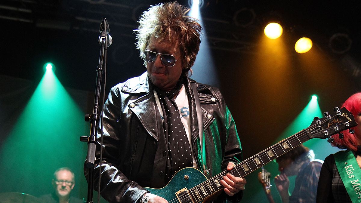 “I was a Marshall guy back then. Now I literally cannot listen to Marshalls”: How Jeff Beck inspired former Joan Jett and the Blackhearts guitarist Ricky Byrd to switch from Marshall stacks to Fender combos