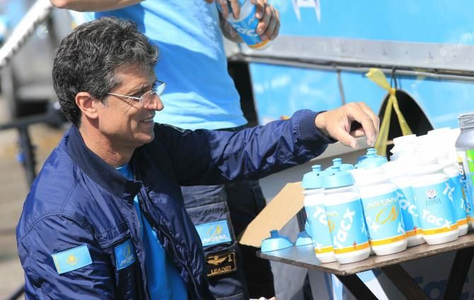 There's always bidons to fill during a three-week race, Astana Tacx bidons get filled with SIS product