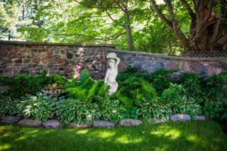 shade garden ideas: statue in border