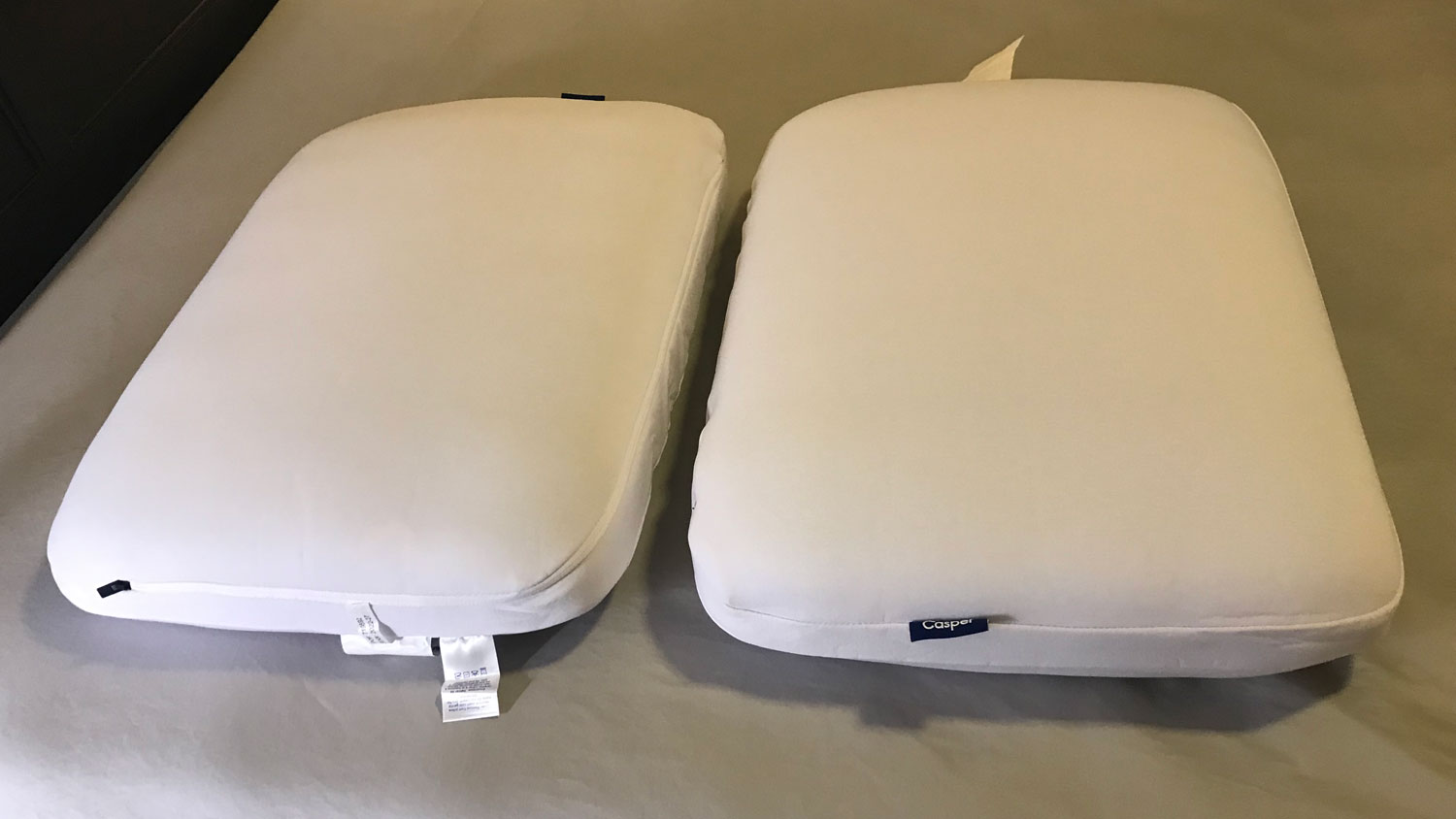Um par de almofadas de espuma Casper com tecnologia de neve