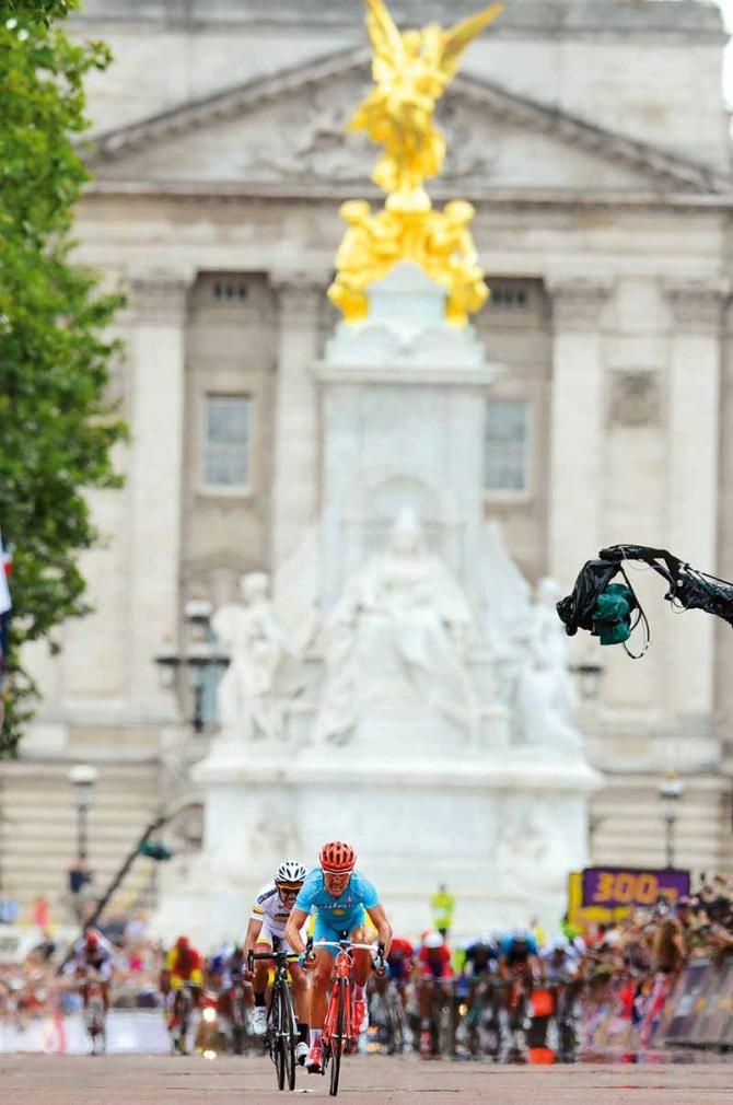 Alexandr Vinokourov goes out with a bang, ending his long and career with a win in the Olympic road race