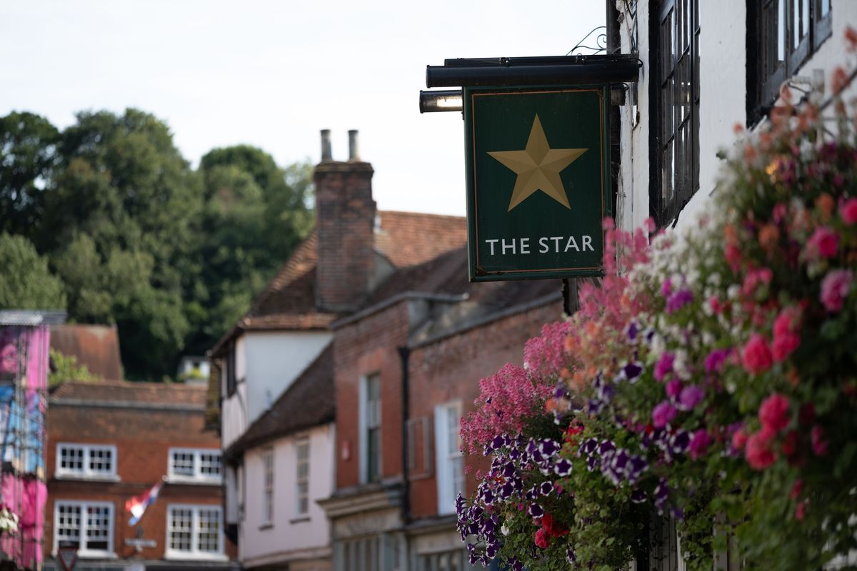 Viltrox AF 90mm F2.2 EVO lens image gallery: a quaint British pub frontage, decorated with flowers and old lamps