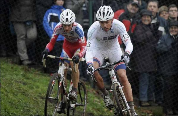 Sven Nys (Landbouwkrediet) leads Kevin Pauwels (SunWeb)