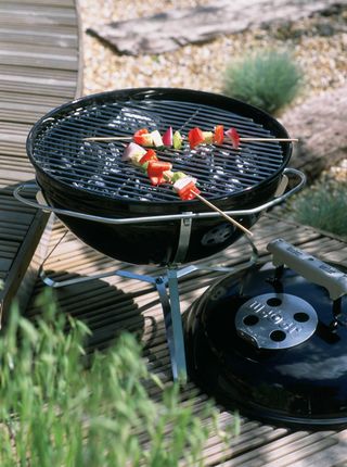 how to remove rust from grills and barbecues: barbecue food