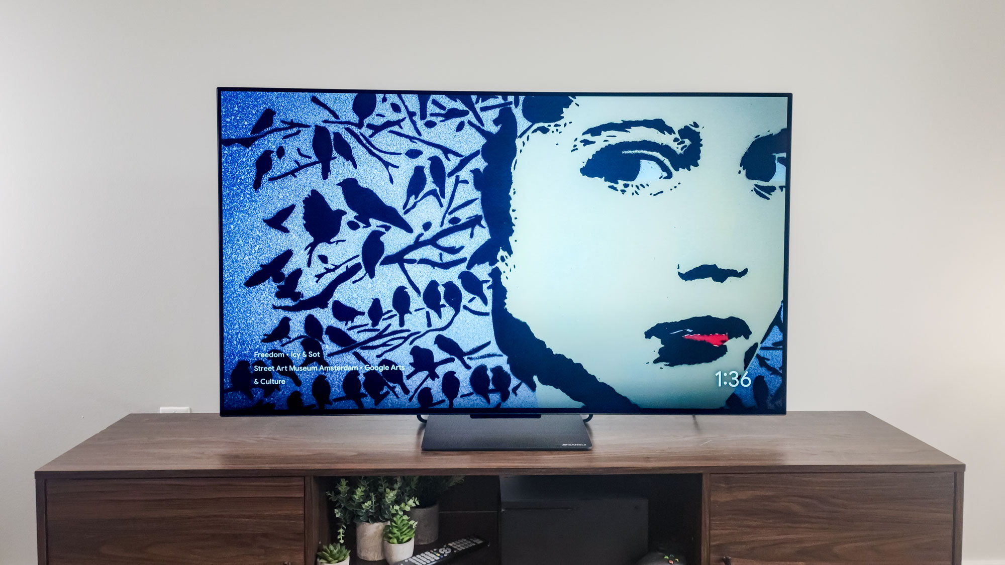 Téléviseur OLED Sansui de 55 pouces sur pied dans le salon