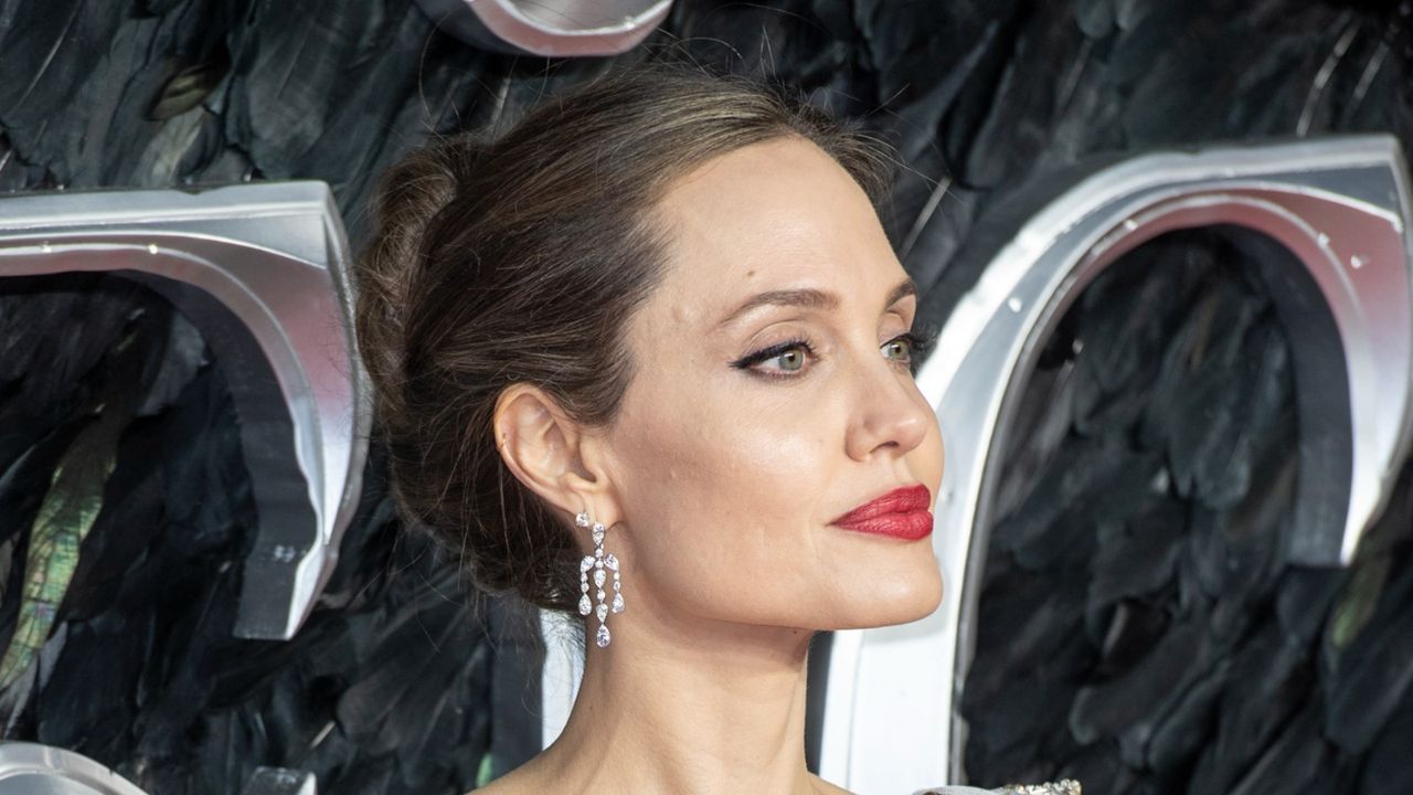 Angelina Jolie&#039;s new blonde hair for summer revealed