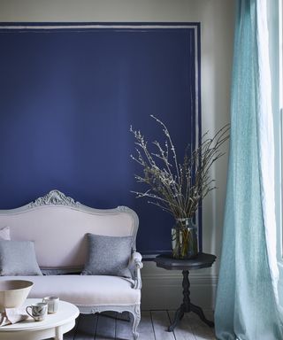 Dark blue wall in a living room, Kelly Hoppen paint sample tip
