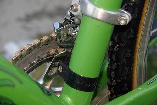 A handy Jump Stop prevents the chain from falling to the inside.