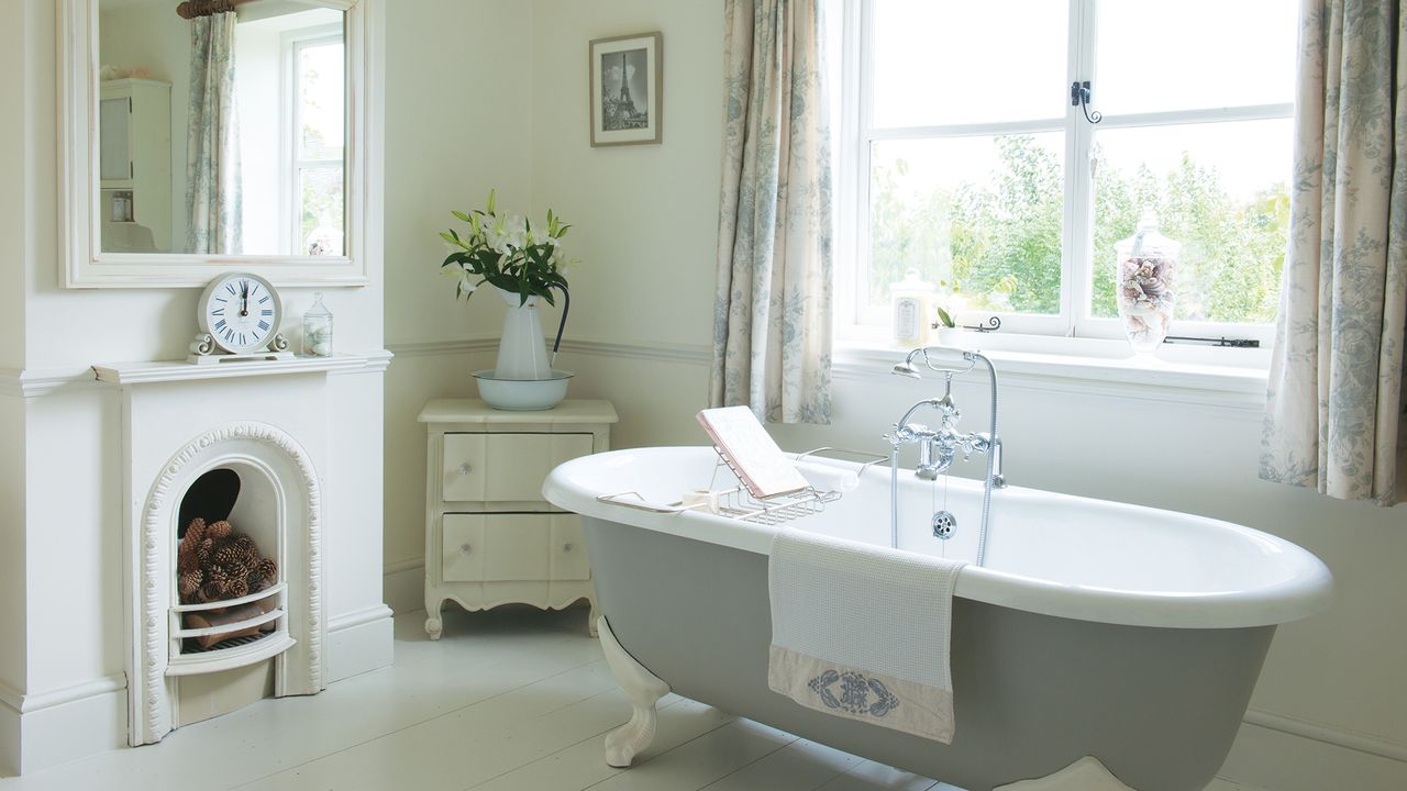 Vintage bathroom ideas – a french-style bathroom with a roll top bath